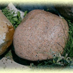 Hellroter Granitfindling